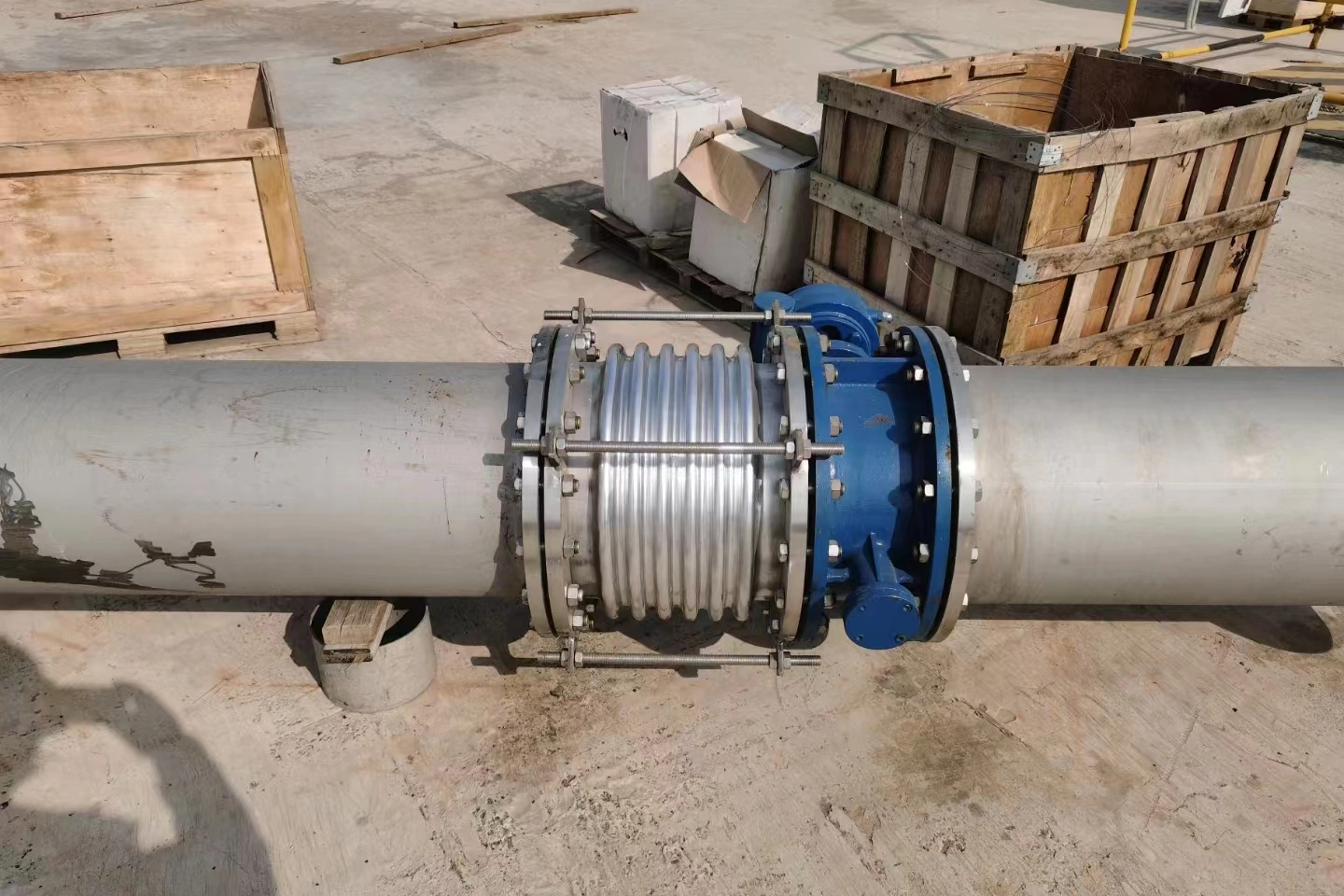 How do metal expansion joints move axially?