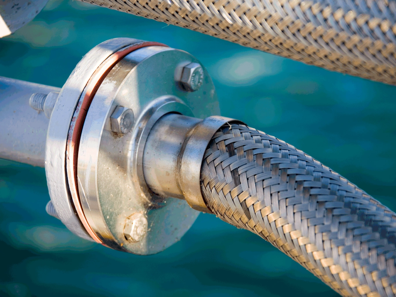 Metal-braided-hoses-are-used-in-acidic-pipelines-in-chemical-plants. The working condition of metal preparation hose in corrosive environment